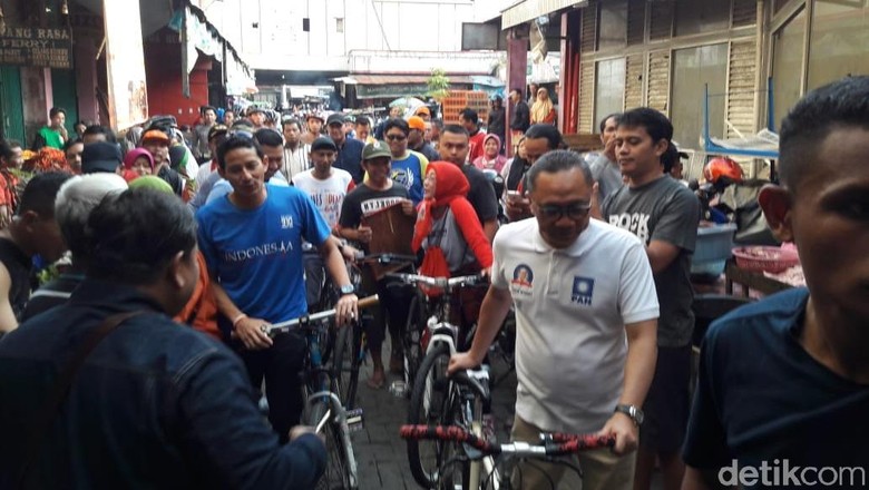 Sandiaga dan Zulhas Bersepeda Blusukan ke Pasar Wage Purwokerto Sandiaga dan Zulhas Bersepeda Blusukan ke Pasar Wage Purwokerto