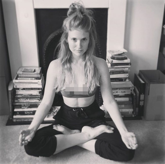 Menurutnya, urine membuat wajahnya lebih lembab dan terbebas dari jerawat. Inilah penampakan wajah flawlessnya yang diakui semua berkat urine. Foto: Instagram