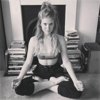 Menurutnya, urine membuat wajahnya lebih lembab dan terbebas dari jerawat. Inilah penampakan wajah flawlessnya yang diakui semua berkat urine. Foto: Instagram