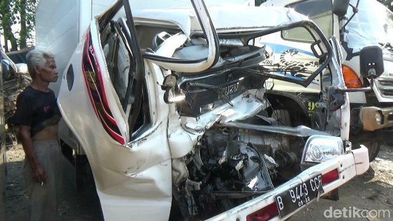 Tabrak Kontainer, Sopir Boks Pengangkut Helm Tewas di Tol Cipularang Tabrak Kontainer, Sopir Boks Pengangkut Helm Tewas di Tol Cipularang