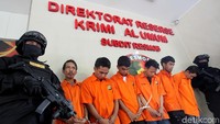 Polisi menggelar kasus pencurian dengan kekerasan menggunakan senjata tajam di Polda Metro Jaya, Jakarta, Selasa (25/9/2018).