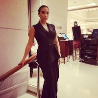 Bergaya #ootd untuk pesta tahun baru 2018, Sara terlihat elegan dan chic dalam balutan busana rancangan desainer Jeffry Tan. Foto: Instagram @ rahayusaraswati