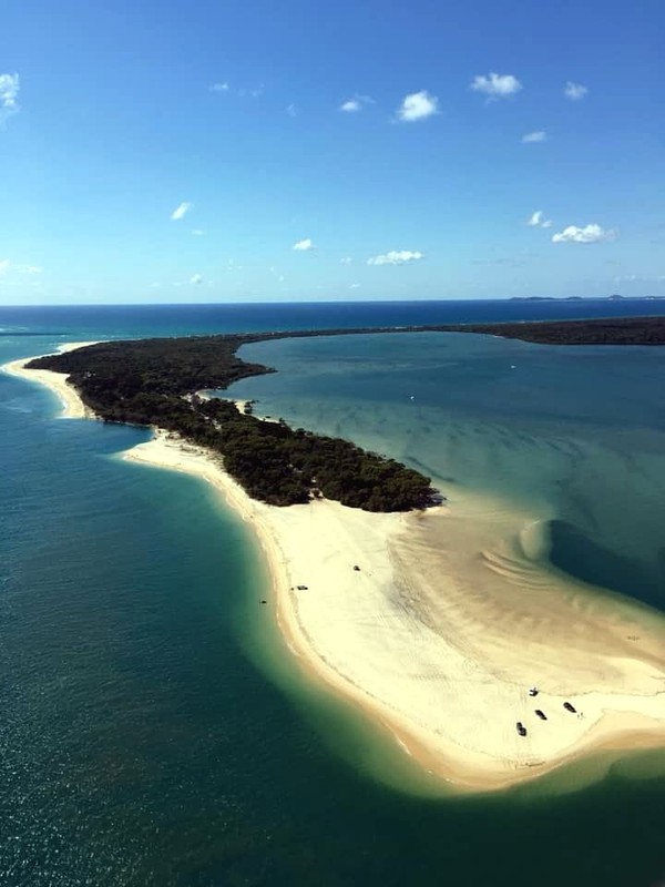 Usut punya usut, rupanya fenomena alam ini disebabkan oleh erosi atau longsor akibat pasang-surut ombak dan arus laut. (Facebook/Rainbow Beach Helicopters) Usut punya usut, rupanya fenomena alam ini disebabkan oleh erosi atau longsor akibat pasang-surut ombak dan arus laut. (Facebook/Rainbow Beach Helicopters)