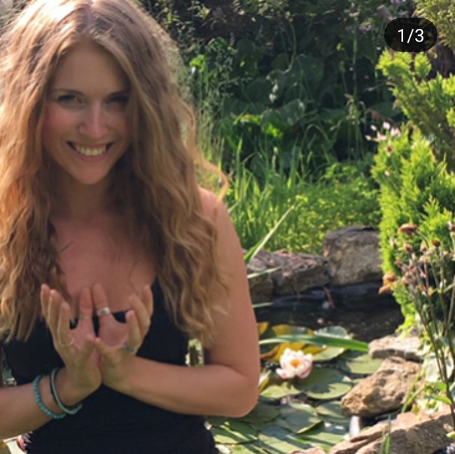 Instruktur yoga itu juga mengaku bahwa urine baik bagi kesehatannya. Ia mengaku setelah minum urine, tubuhnya jadi lebih bugar. Foto: Instagram