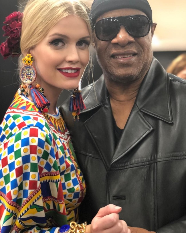Musisi legendaris Stevie Wonder juga diajak Lady Kitty Spencer untuk berswafoto atau selfie. “Isn’t he lovely?” tulis dia menirukan judul salah tembang terkenal Stevie. Dok: Instagram/@kitty.spencer