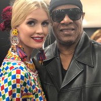 Musisi legendaris Stevie Wonder juga diajak Lady Kitty Spencer untuk berswafoto atau selfie. “Isn’t he lovely?” tulis dia menirukan judul salah tembang terkenal Stevie. Dok: Instagram/@kitty.spencer