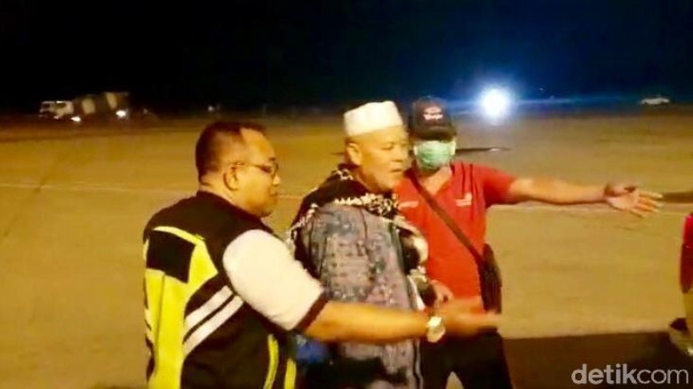 Buron Pembobol Bank di Jambi Menyerahkan Diri Usai Pulang Haji Buron Pembobol Bank di Jambi Menyerahkan Diri Usai Pulang Haji