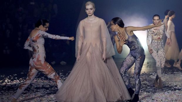Peragaan busana Dior dalam Paris Fashion Week.