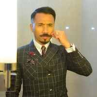Salah satu penampilannya yang menarik perhatian adalah rambut klimis, kumis, jenggot dan brewok di wajahnya yang lebat dan selalu rapi. Kerap ditanya soal kumis dan brewoknya yang lebat, Wak Doyok pun menjadikan hal tersebut sebagai peluang bisnis. Dia meluncurkan krim penumbuh kumis, rambut dan jambang yang dinamainya sama dengan namanya Wak Doyok. Dan krim tersebut laris manis di Malaysia hingga Indonesia. Foto: Instagram