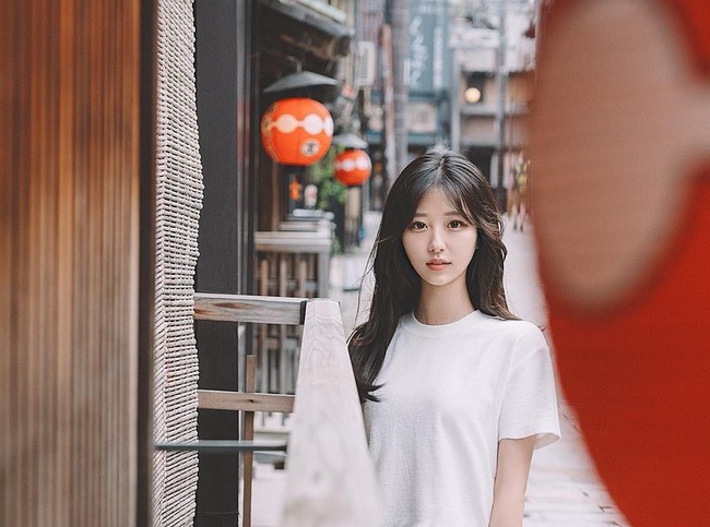 Wanita berambut panjang ini lulus dari Ewha Womans University di Korea dan menghabiskan dua tahun sebagai reporter magang di ABC News. Foto: Instagram