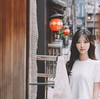 Wanita berambut panjang ini lulus dari Ewha Womans University di Korea dan menghabiskan dua tahun sebagai reporter magang di ABC News. Foto: Instagram