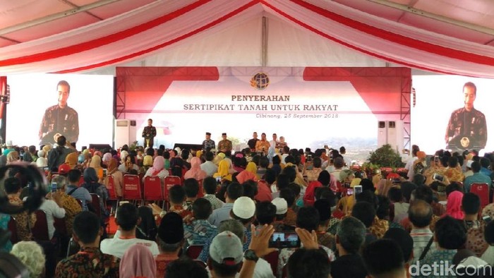 Jokowi Serahkan 7.000 Sertifikat Tanah ke Warga Bogor
