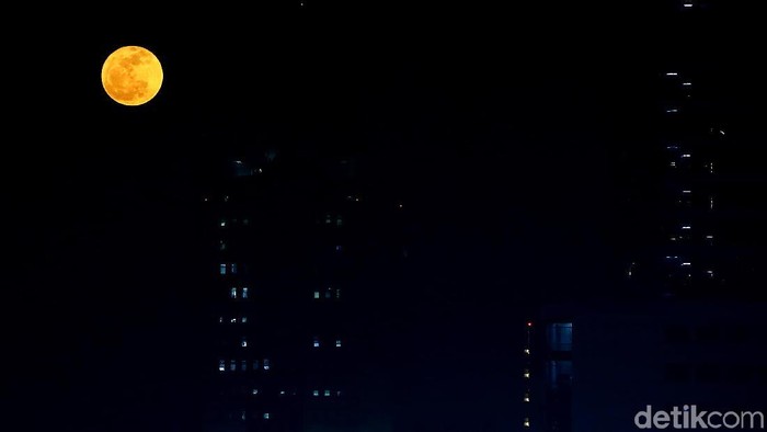 Sebuah kota di China punya rencana ambisius: meluncurkan Bulan tiruan untuk mengganti peran lampu jalan di sana. Foto: Muhammad Ridho Sebuah kota di China punya rencana ambisius: meluncurkan Bulan tiruan untuk mengganti peran lampu jalan di sana. Foto: Muhammad Ridho