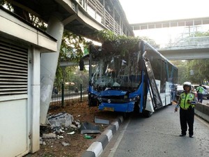 Bus TransJ Nabrak JPO Karena Hindari Penyapu Jalan