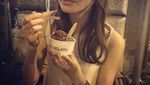 Sederhana dan Cantik! Gaya Gemma Chan Ngemil Es Krim dan Bikin Roti