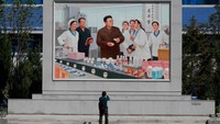 Foto-foto tidak berukuran kecil seperti poster, namun juga berukuran sangat besar dan dipajang dimana-mana. (Danish Siddiqui/Reuters)