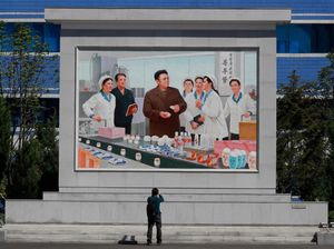 Literally, Ada Jutaan Gambar Kim Jong Un & Il Sung Dipajang di Korea Utara