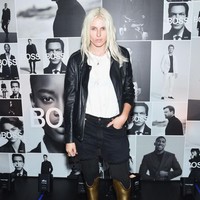 Lauren Wasser bukan tipikal model pada umumnya. Kedua kakinya tidak sempurna karena harus diamputasi. Pada 2012, ia kehilangan kaki kanannya setelah terkena TTS atau Toxic Shock Syndrome, infeksi bakteri yang terjadi akibat pemakaian tampon terlalu lama. Tahun lalu, giliran kaki kirinya yang diamputasi. Meski tanpa dua kaki, ia tetap eksis sebagai model. (Foto: Getty Images)