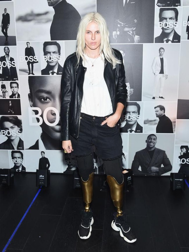 Lauren Wasser bukan tipikal model pada umumnya. Kedua kakinya tidak sempurna karena harus diamputasi. Pada 2012, ia kehilangan kaki kanannya setelah terkena TTS atau Toxic Shock Syndrome, infeksi bakteri yang terjadi akibat pemakaian tampon terlalu lama. Tahun lalu, giliran kaki kirinya yang diamputasi. Meski tanpa dua kaki, ia tetap eksis sebagai model. (Foto: Getty Images)