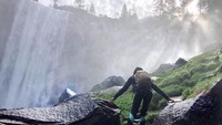 Ke gunung, pantai, atau jalan-jalan melihat sudut kota sering ia lakukan (kellybellyboom/Instagram)