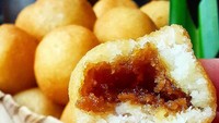 Nah ini tampilan misro yang baru saja matang. Isinya gula merah yang mencair. Manis legit berpadu dengan adonan singkong yang renyah. Foto : instagram @claudiathe70