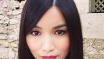 Sederhana dan Cantik! Gaya Gemma Chan Ngemil Es Krim dan Bikin Roti