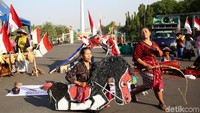 Sebelumnya, bertepatan dengan Hari Tani Nasional yang jatuh pada Senin (24/9/2018) petani Kendeng juga melakukan aksi unjuk rasa di lokasi yang sama menuntut kesejahteraan untuk rakyat kecil.