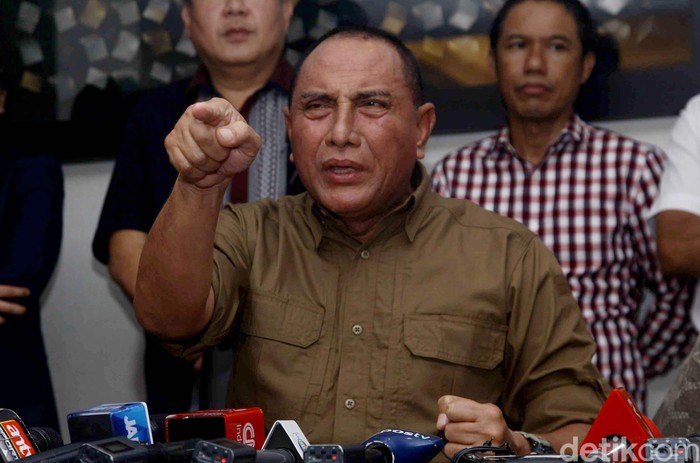 Menpora Imam Nahrawi resmi memberhentikan sepakbola Liga 1 selama dua pekan. Ketum PSSI Edy Rahmayadi pun menjawab. Begini Ekspresinya.