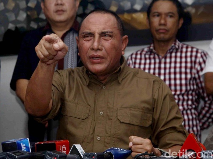 Menpora Imam Nahrawi resmi memberhentikan sepakbola Liga 1 selama dua pekan. Ketum PSSI Edy Rahmayadi pun menjawab. Begini Ekspresinya.