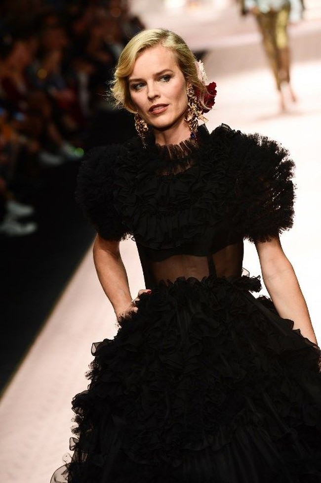 Supermodel legendaris Eva Herzigova menambah kemeriahan panggung runway Dolce & Gabbana di Milan, Italia, Minggu (23/9/2018).  Foto: Miguel MEDINA / AFP