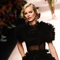 Supermodel legendaris Eva Herzigova menambah kemeriahan panggung runway Dolce & Gabbana di Milan, Italia, Minggu (23/9/2018).  Foto: Miguel MEDINA / AFP