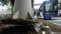Tiang JPO bergeser dari pondasi.