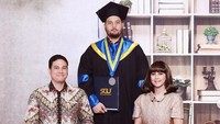 Meriam Bellina jadi sorotan usai foto bersama sang putra yang baru wisuda. Ia tampak cantik dan awet muda yang membuatnya terlihat sebaya dengan artis muda. Foto: Dok. Instagram/bellinamer