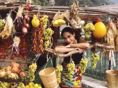 Cantiknya Pise Artis Thailand Chermarn Boonyasak Saat Ngopi dan Kulineran di Italia