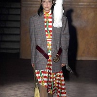 Wah, burung kakaktua pun nggak mau kalah eksis di runway Gucci. (Foto: Dominique Charriau/Getty Images for Gucci)