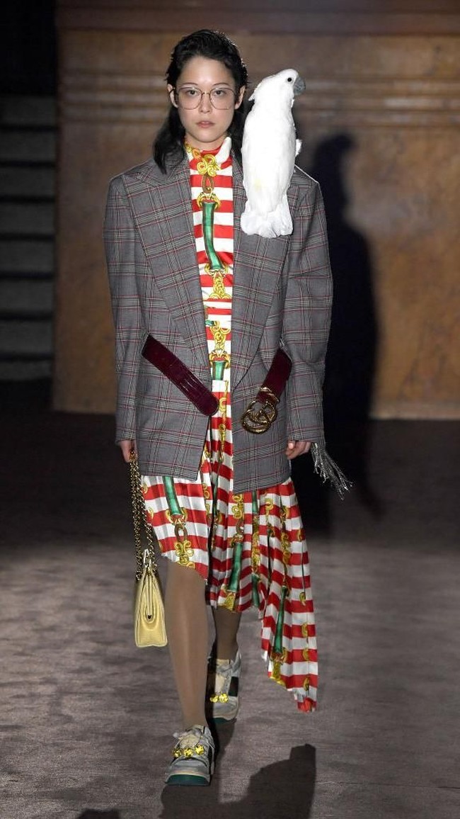 Wah, burung kakaktua pun nggak mau kalah eksis di runway Gucci. (Foto: Dominique Charriau/Getty Images for Gucci)