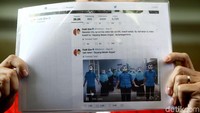 Rian Ernest memperlihatkan postingan Fadli Zon soal Potong Bebek Angsa PKI.