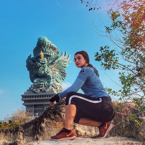 Baru-baru ini Nora mengunggah fotonya sedang berada di GWK, Bali. Bergaya sporty, gadis berusia 24 tahun ini memang dikenal sebagai pecinta fitness. (Instagram/@ncdpapl) Baru-baru ini Nora mengunggah fotonya sedang berada di GWK, Bali. Bergaya sporty, gadis berusia 24 tahun ini memang dikenal sebagai pecinta fitness. (Instagram/@ncdpapl)
