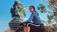 Baru-baru ini Nora mengunggah fotonya sedang berada di GWK, Bali. Bergaya sporty, gadis berusia 24 tahun ini memang dikenal sebagai pecinta fitness. (Instagram/@ncdpapl)