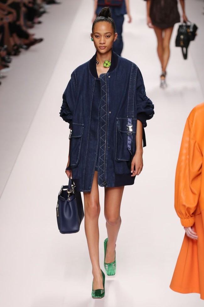 Tren pakai baju tanpa celana biasanya lebih banyak terlihat sebagai street style. Namun Fendi membawa tren ini lebih jauh lagi dengan menampilkannya di catwalk. Foto: Getty Images