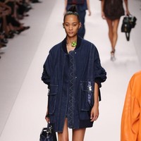 Tren pakai baju tanpa celana biasanya lebih banyak terlihat sebagai street style. Namun Fendi membawa tren ini lebih jauh lagi dengan menampilkannya di catwalk. Foto: Getty Images