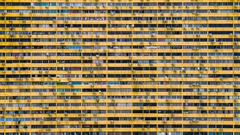 Urban Life in Singapore oleh fotografer Thigh Wanna, menampakkan tempat tinggal di negara tetangga itu berupa bangunan tinggi. Sekitar 80% populasi Singapura tinggal di apartemen semacam ini. Foto: Environmental Photographer Of The Year