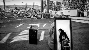 And Life Rises oleh fotografer Iran, Younes Khani Someeh Soflaei, jadi salah satu pemenang. Memperlihatkan ibu dan anaknya berdiri di hadapan puing-puing rumah mereka yang hancur karena gempa bumi di rahun 2017 yang membunuh 600 korban jiwa. Foto: Environmental Photographer Of The Year