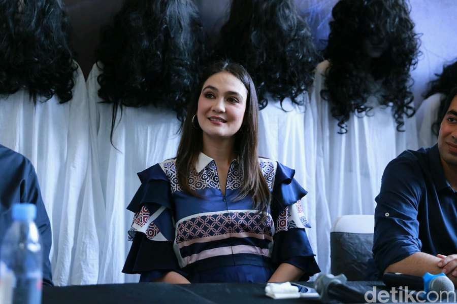 Serem! Luna Maya Foto Bareng 'Sundel Bolong'