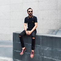 Hidupnya berubah ketika dia bekerja di brand pakaian asal Inggris, Ben Sherman pada 2011 dan mulai eksis di Instagram. Mengenal dunia fashion, Wak Doyok pun sering mengunggah foto dengan gaya khasnya, tampil rapi bak gentleman dengan gaya retro. Konsistensinya dalam menampilkan gaya ala gentleman ini membuat popularitasnya meningkat di Instagram hingga followersnya terus bertambah. Foto: Instagram