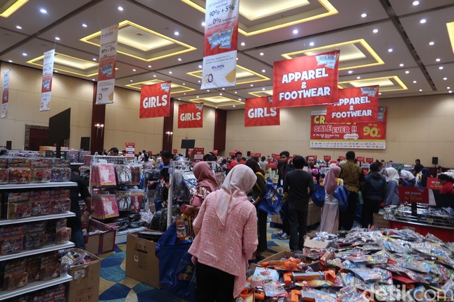 Seperti inilah suasana di dalam area bazar mainan Kidz Station di Senayan City. Ratusan orang rela antre berjam-jam demi bisa masuk ke dalam bazar ini. Foto: Alissa Safera/Wolipop