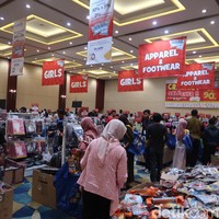 Seperti inilah suasana di dalam area bazar mainan Kidz Station di Senayan City. Ratusan orang rela antre berjam-jam demi bisa masuk ke dalam bazar ini. Foto: Alissa Safera/Wolipop