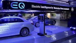 Ngecas Mobil Listrik di Mal Jakarta