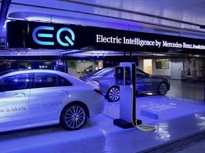 Ngecas Mobil Listrik di Mal Jakarta