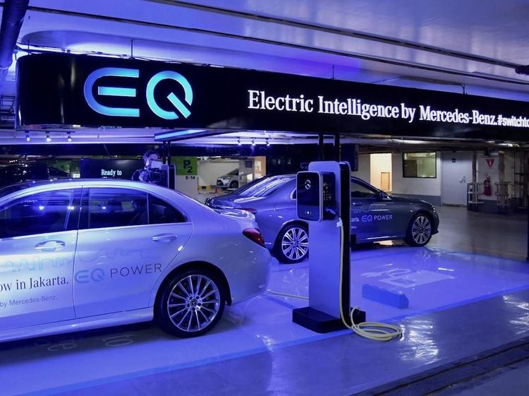 Ngecas Mobil Listrik di Mal Jakarta